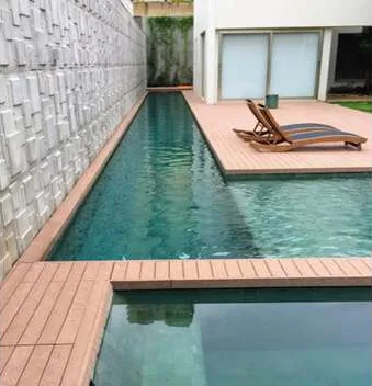 Deck elevado ao lado de piscina de raia