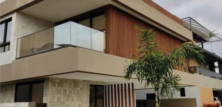 Fachada contemporânea com painel ripado vertical