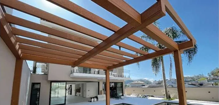Pergolado de madeira ecológica em área externa com piscina